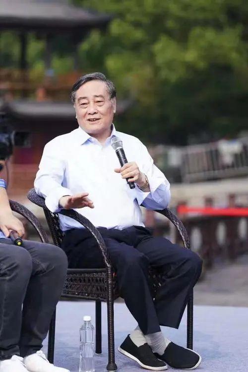 《品格之路》中说:"我们这一生追求的有两种品德,简历美德和悼词美德.