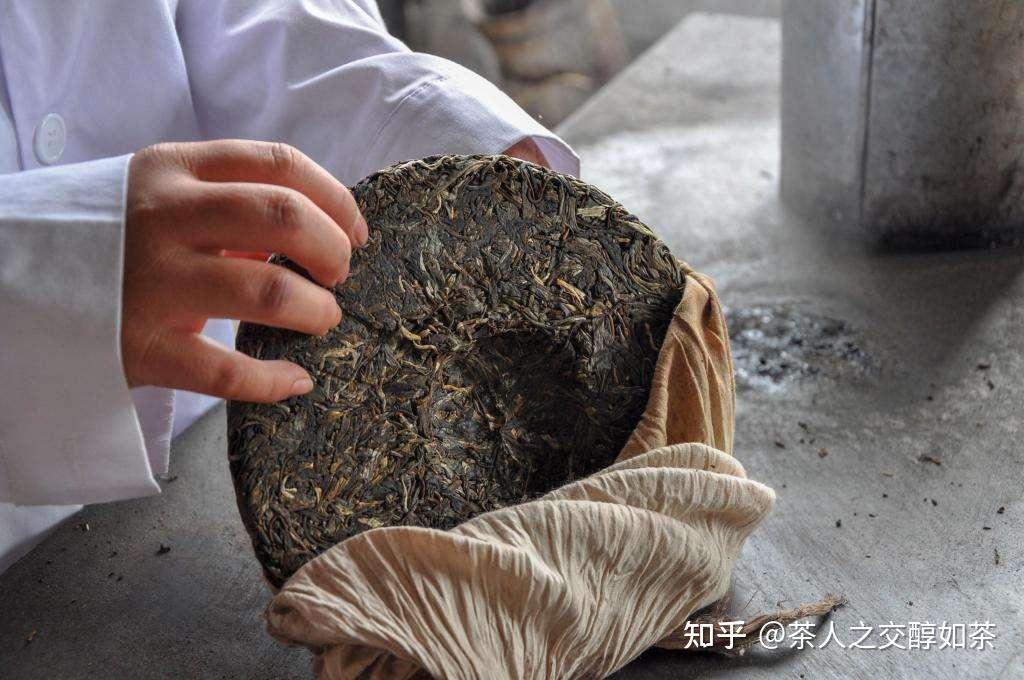 可以保证了茶叶可呼吸范围更大的同时也可以保证茶饼整体上的紧结,也