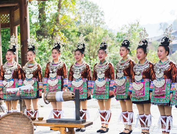 寨门迎宾:唱拦路歌,摆拦路酒,对上拦路歌或喝了拦路酒,才能进寨哟