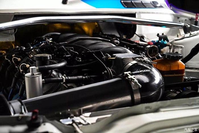 e30就被车主换装上了一台在澳洲等地非常常见且便宜的ls1 大v8发动机