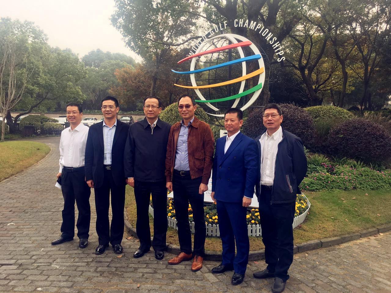 张幼才先生向各位来访领导介绍了鹿鸣谷集团是专注于高端生态度假旅游