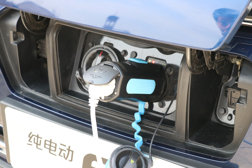 北汽ex5的一大亮点便是带有车对车充电功能(v2v)以及车载外供电功能