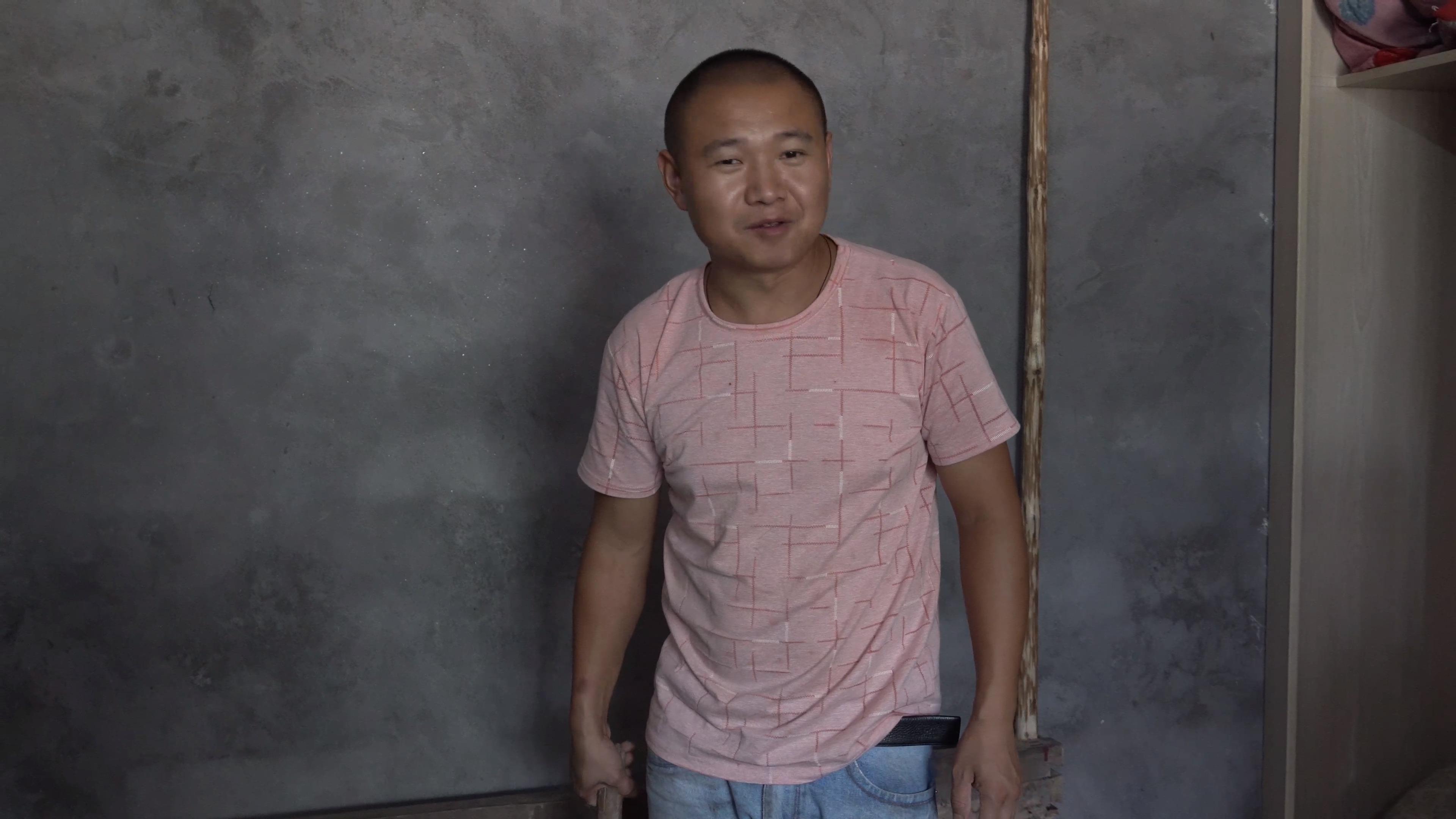 农村四哥家门前板栗熟了王四两口子打回家蒸熟给奶奶尝尝鲜