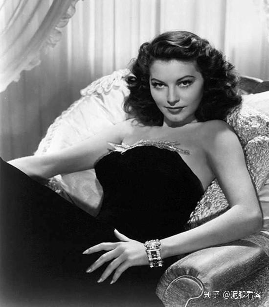 二战期间,玛加丽塔接受一项重要任务,苏联让她搜集原子弹情报,并接触