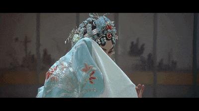 余少群曾是越剧演员,戏曲功底扎实.