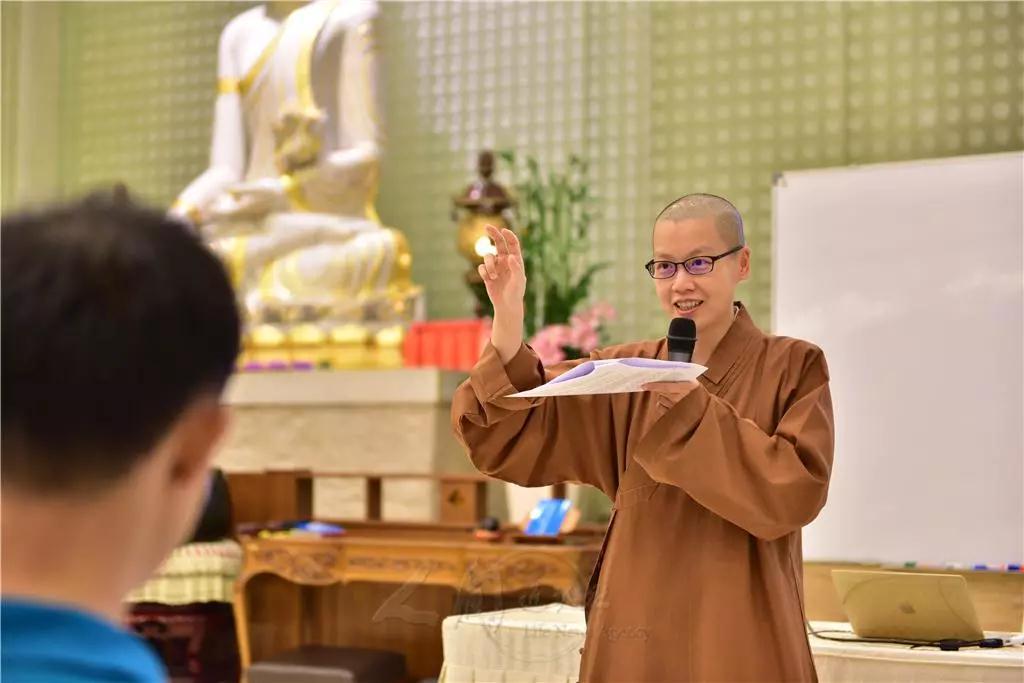 这位佛系口译员太6了来看妙光法师的英语是怎样练成的