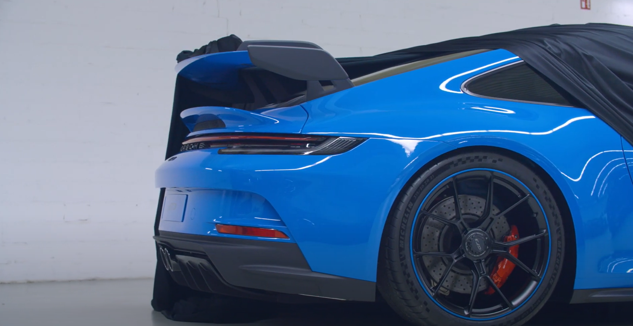 就在十几个小时以前,保时捷全新盘代号992代911跑车的gt3车型在英国