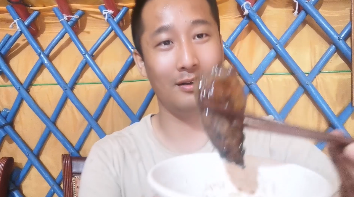 蒙古族吃肉多豪横小伙现宰羊肉煮一锅草原羊为啥好吃还不膻