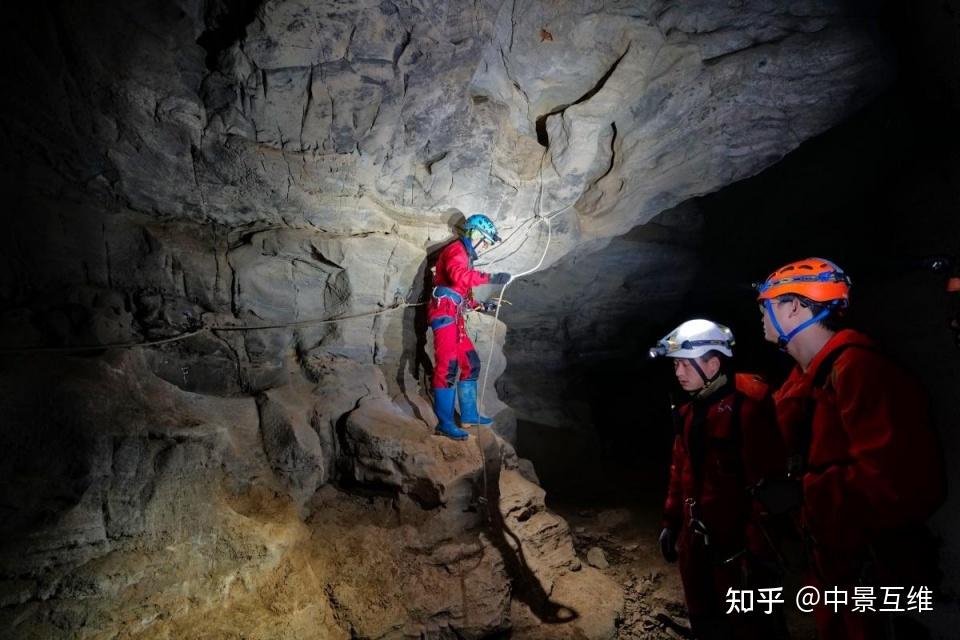 双河溶洞群探险