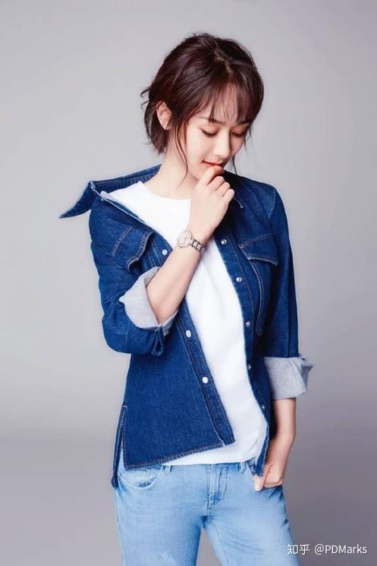 杨紫锦觅太会穿了t恤搭配牛仔裤现身机场渔夫帽超抢眼