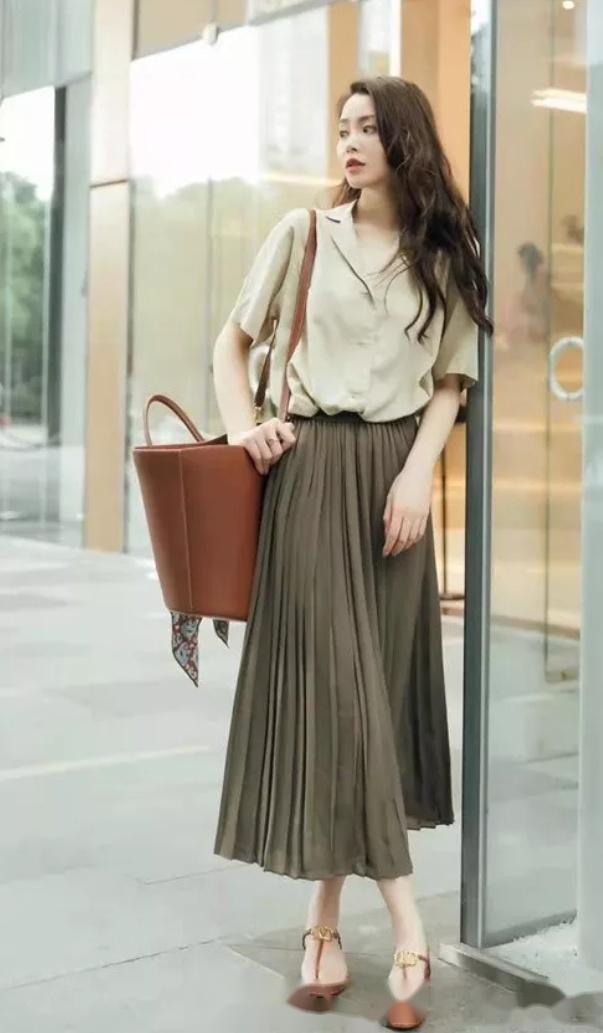 衬衫长褶裙有品位的女人春夏这样穿清新又减龄