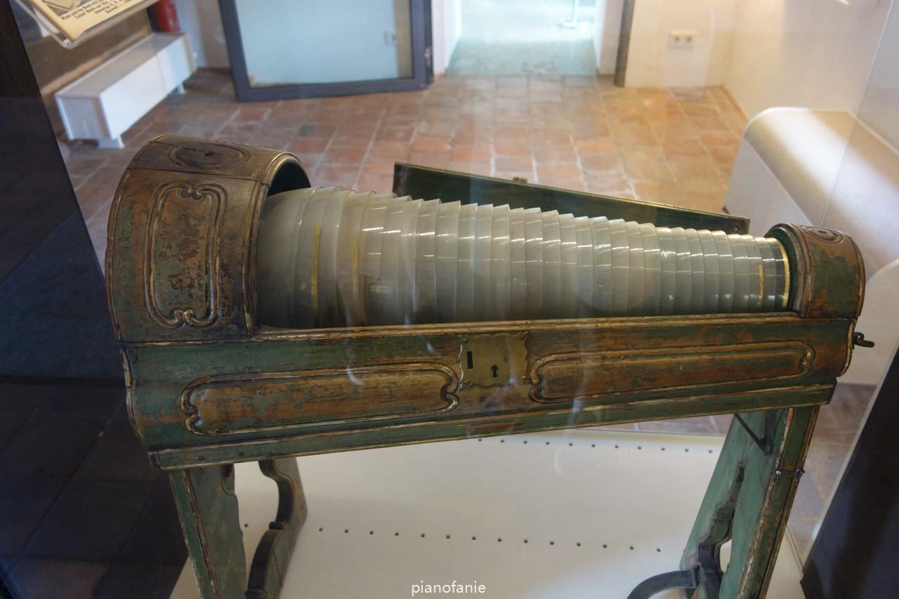 进入博物馆,有许多乐器,这是玻璃琴,现在很少见了.