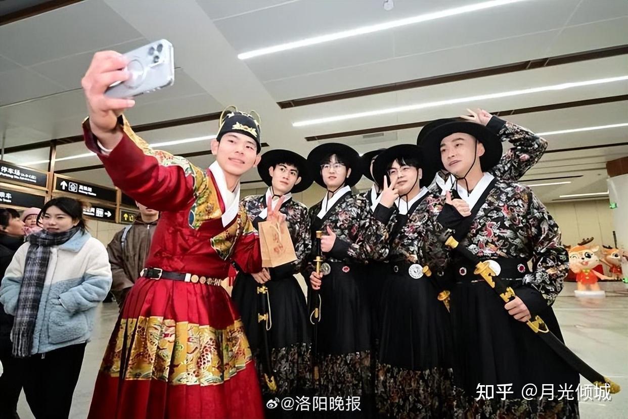 洛阳高铁站穿了大半个月的“飞鱼服”,怎么变成“锦衣卫”突然被骂上了热搜? - 知乎