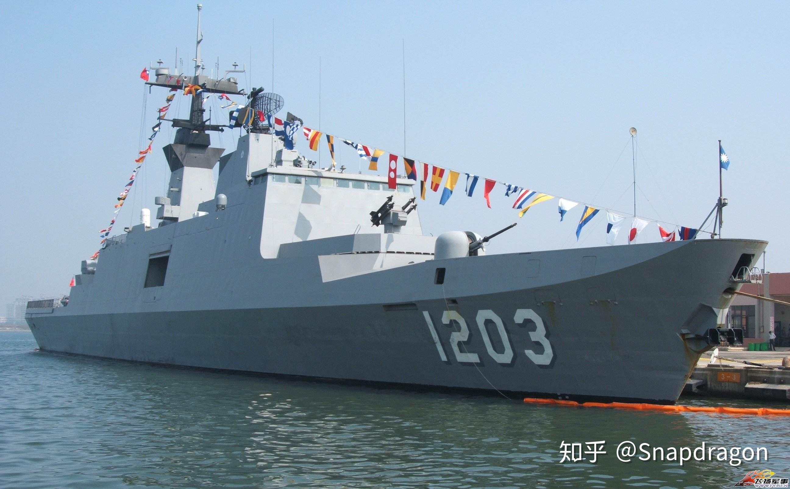 1. 054级护卫舰,也就是我们常说的"青年",设计其实非常的时髦.