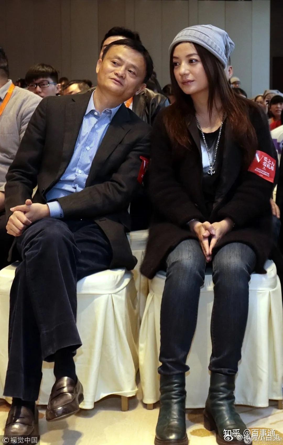 (微博@神勇小白兎)赵薇与黄有龙(右)此前被5年内禁入股票证券市场.