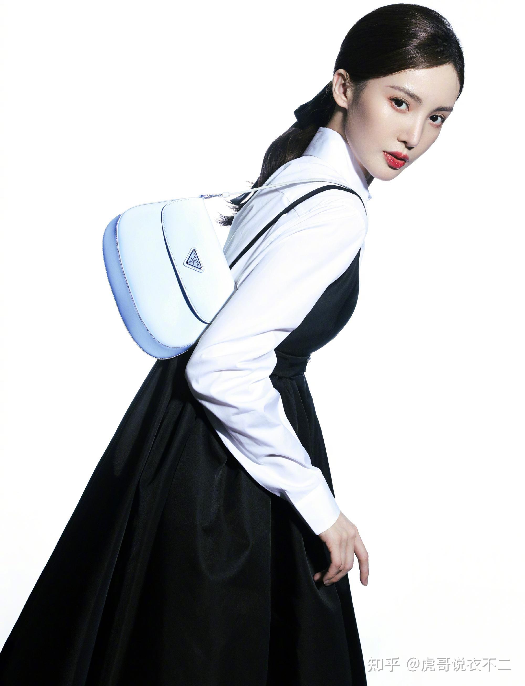 金晨气质太高级身穿红色露背丝绒礼裙风格性感又端庄