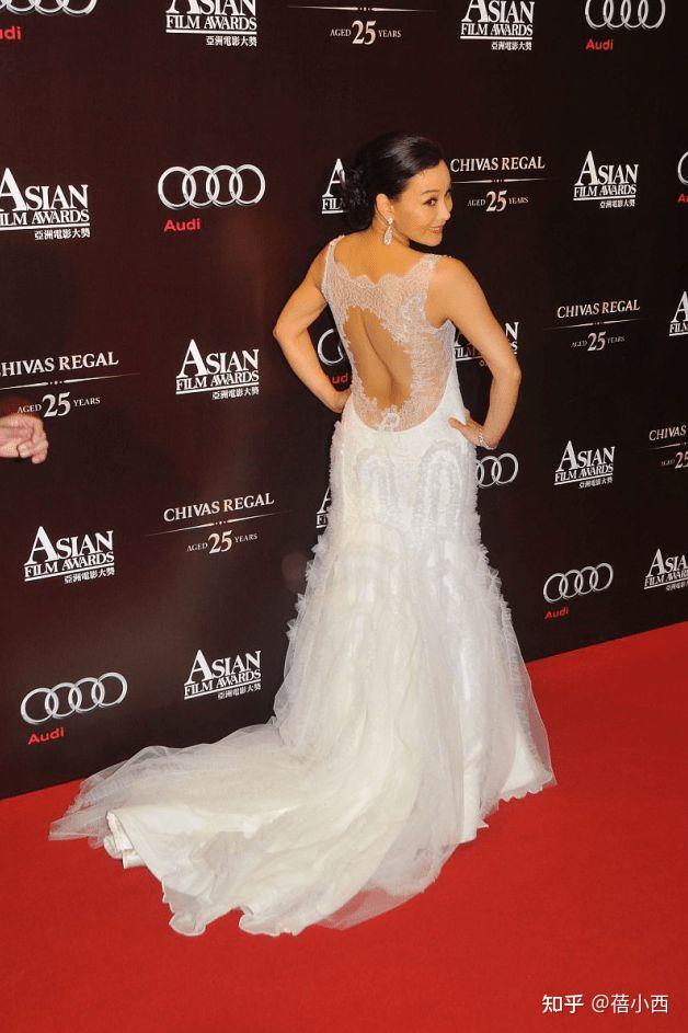 陈冲不走寻常路身材壮硕又敢穿年过半百穿吊带裙特有韵味