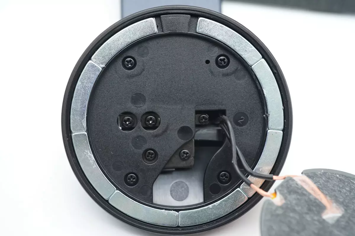 看完mophie这款无线充电器的开箱和展示,下面就进行拆解,看看内部的