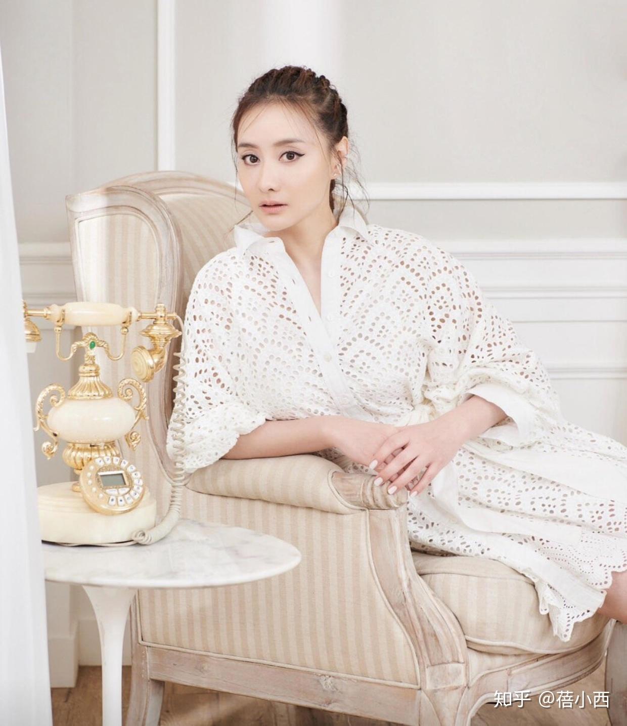 陈德容完全不像74年的人喝下午茶穿得粉嫩减龄看着像大学生