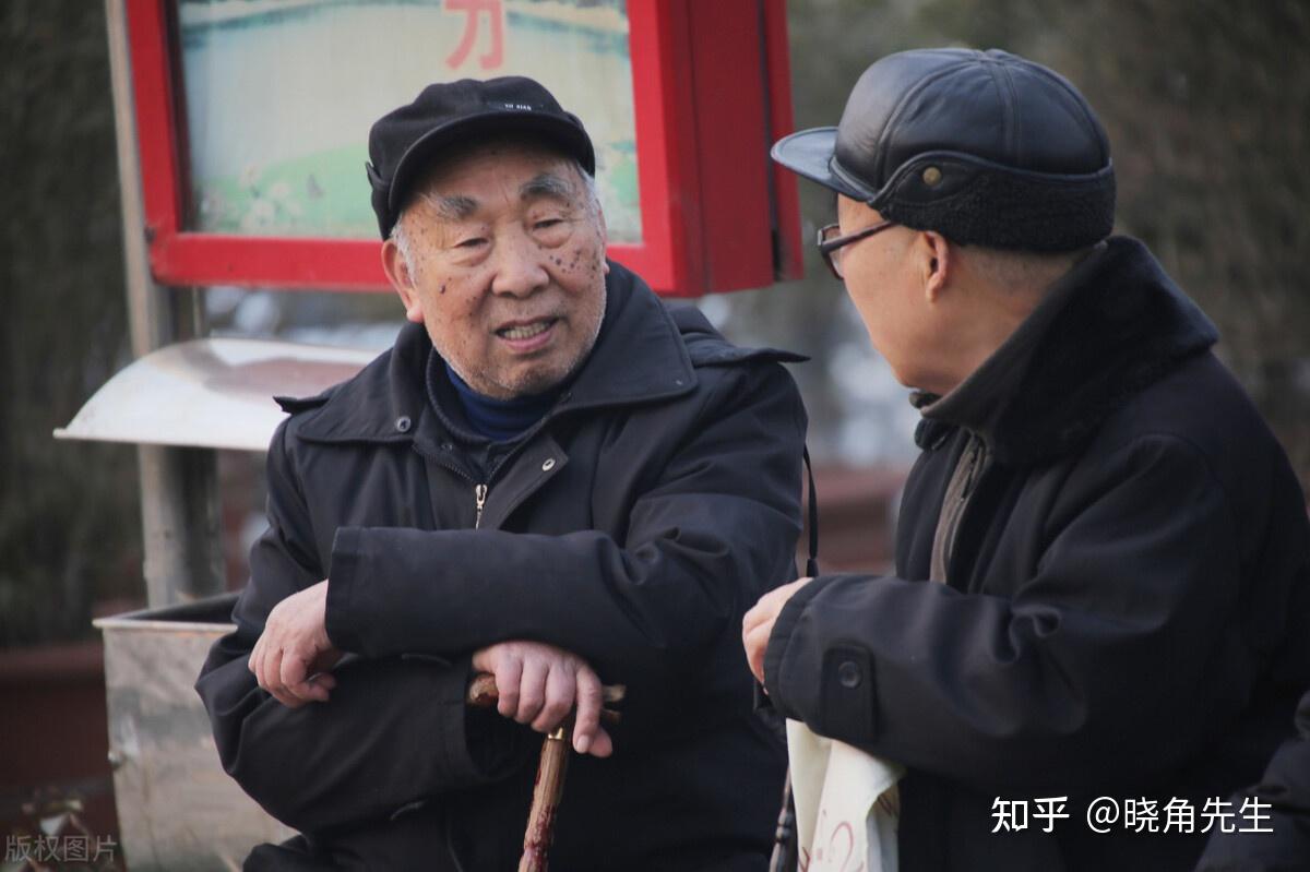 李大爷从政府部门退休,每月退休金8000多元,刚退休那几年和老伴也是