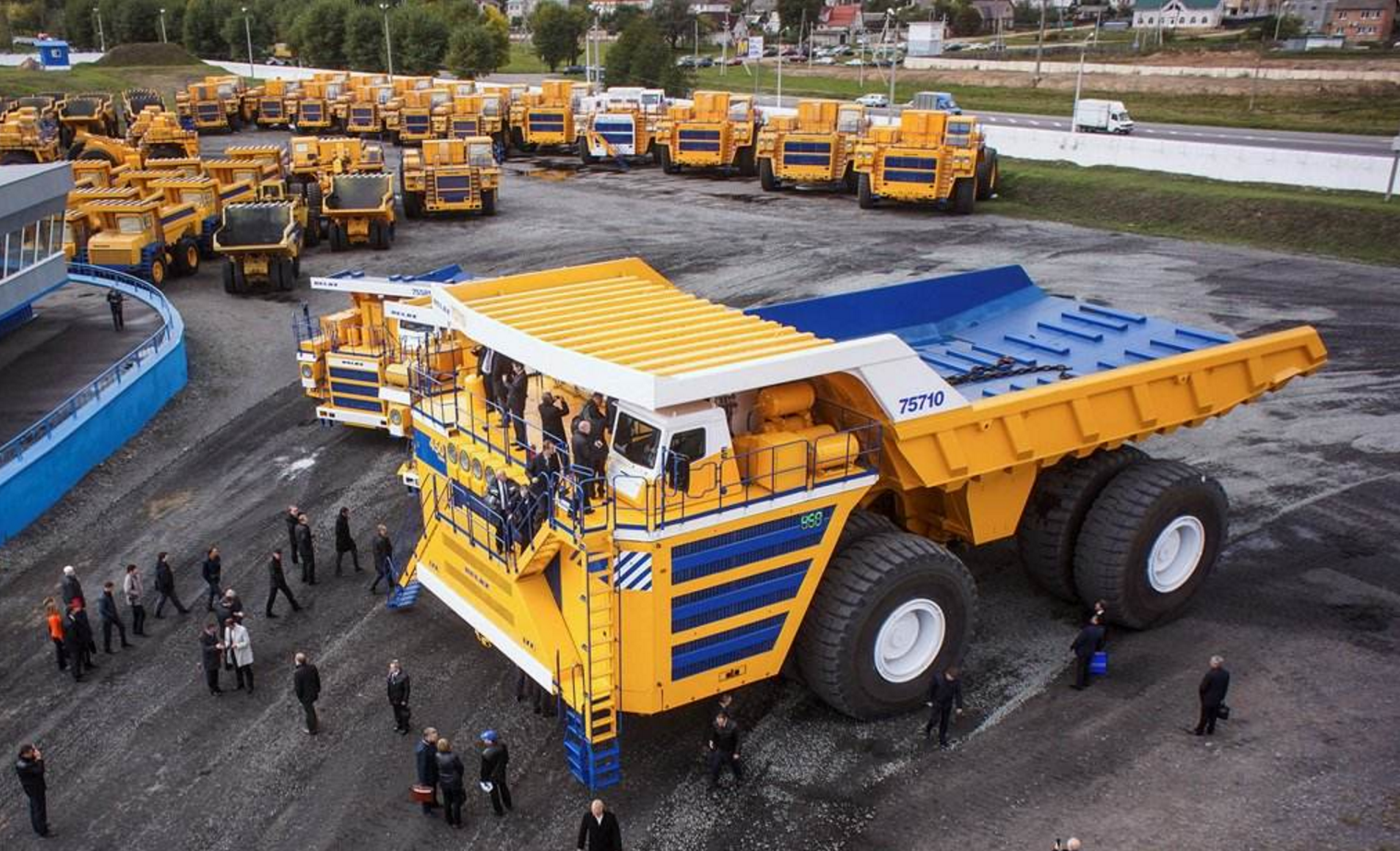 75710卡车,旁边做陪衬那个小家伙能装150吨.