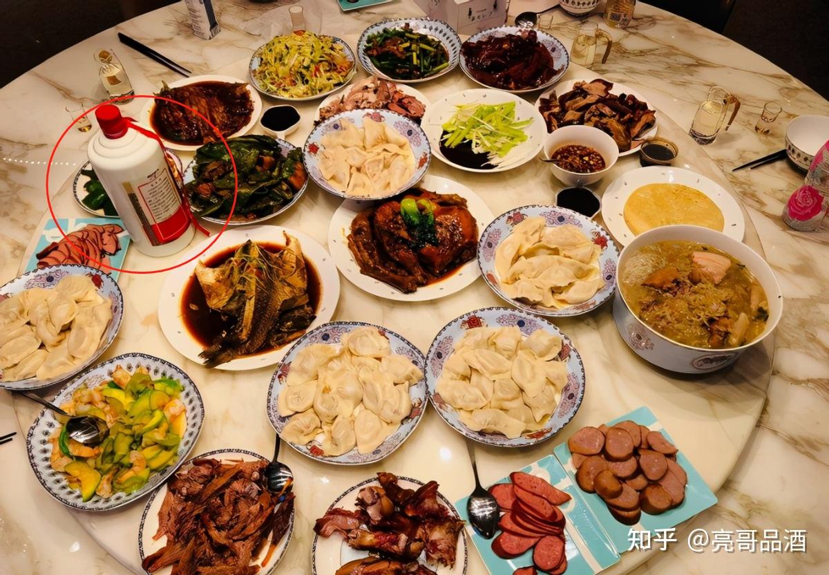 央视主播王宁参加聚会喝40多瓶10元啤酒网友竟然没喝茅台