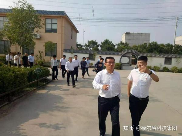 6月29日下午,兰考县人民政府县长丁向东和副县长翟世胜等领导冒着酷暑