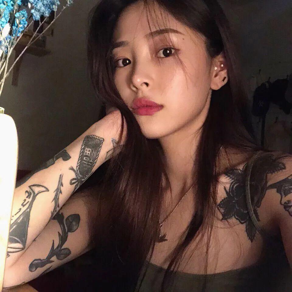 手活绝顶的韩国辣妹纹身师,谁不想被她们扎两针? 