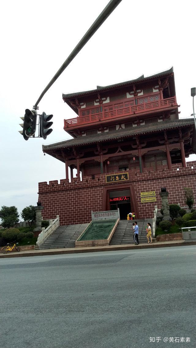 湖北省鄂州市地标性建筑滨江公园武昌门