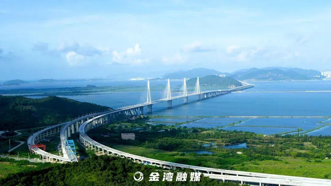 目前,金海公路大桥已实现全线贯通,拟在今年年底与珠机城际二期同步