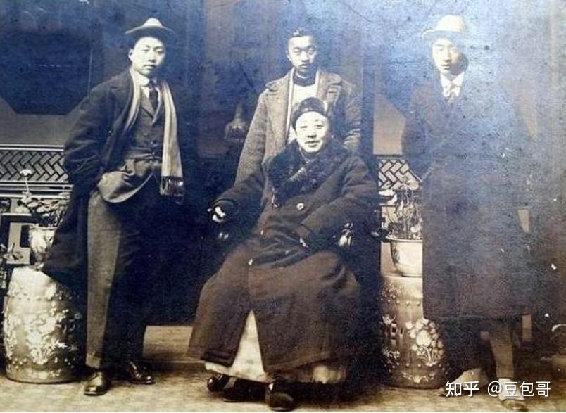 青帮大佬黄金荣扫大街照片的来历，晚景如何？ - 知乎