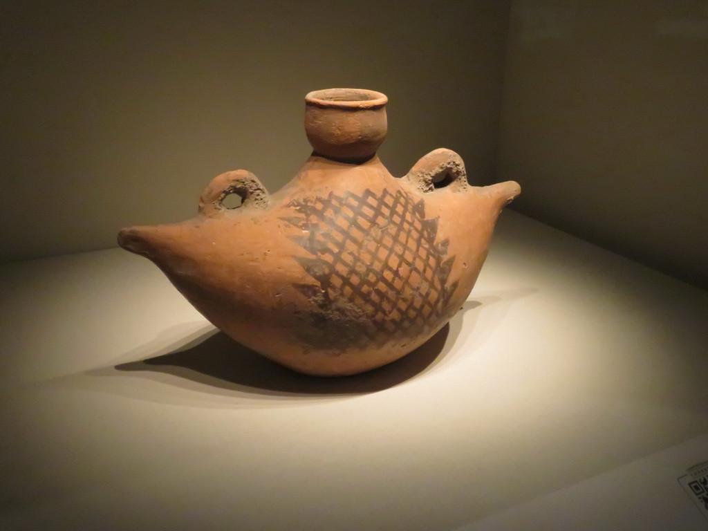 图说中国国家博物馆的稀世国宝们远古时期之仰韶文化鱼纹彩陶盆与船形