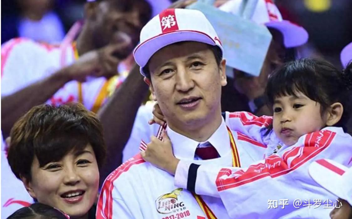 2013年11月,沉寂两年的郭士强接替吴庆龙重掌辽宁队教鞭,第三次成为