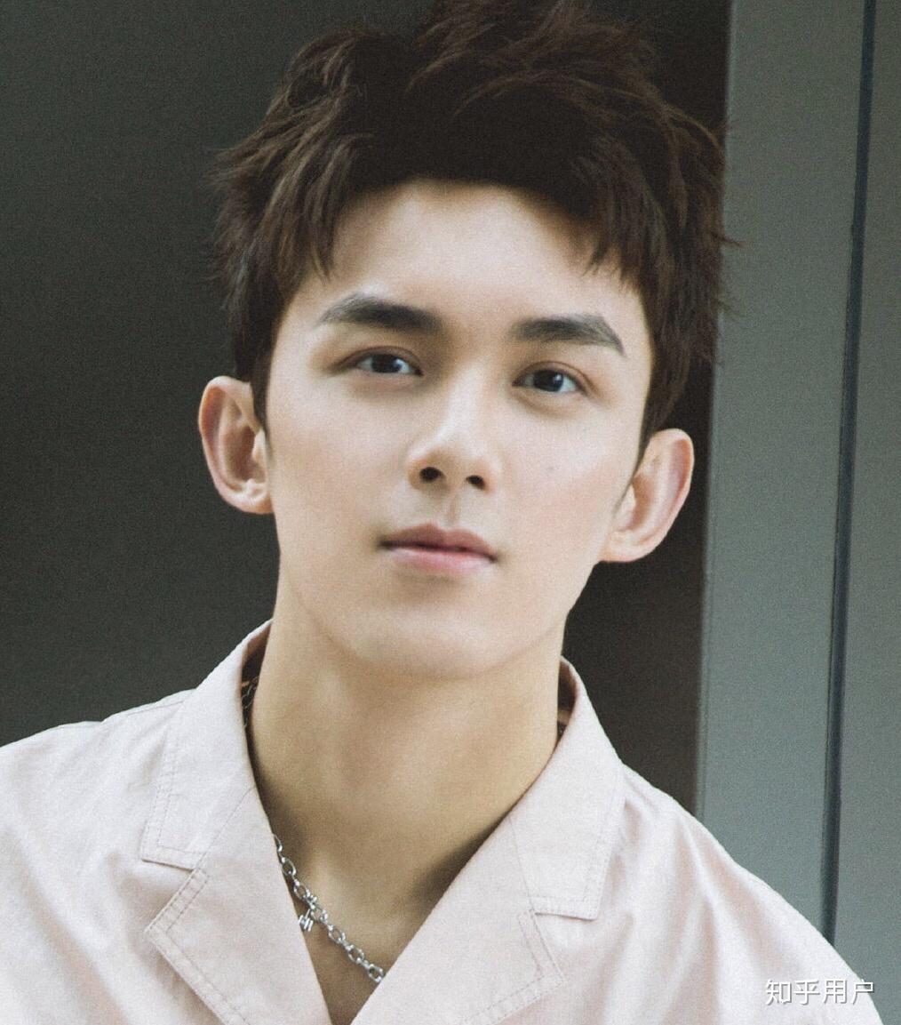 吴磊,眉眼真的没话说.刘昊然,本来想找工作室自己拍的正脸翻半天