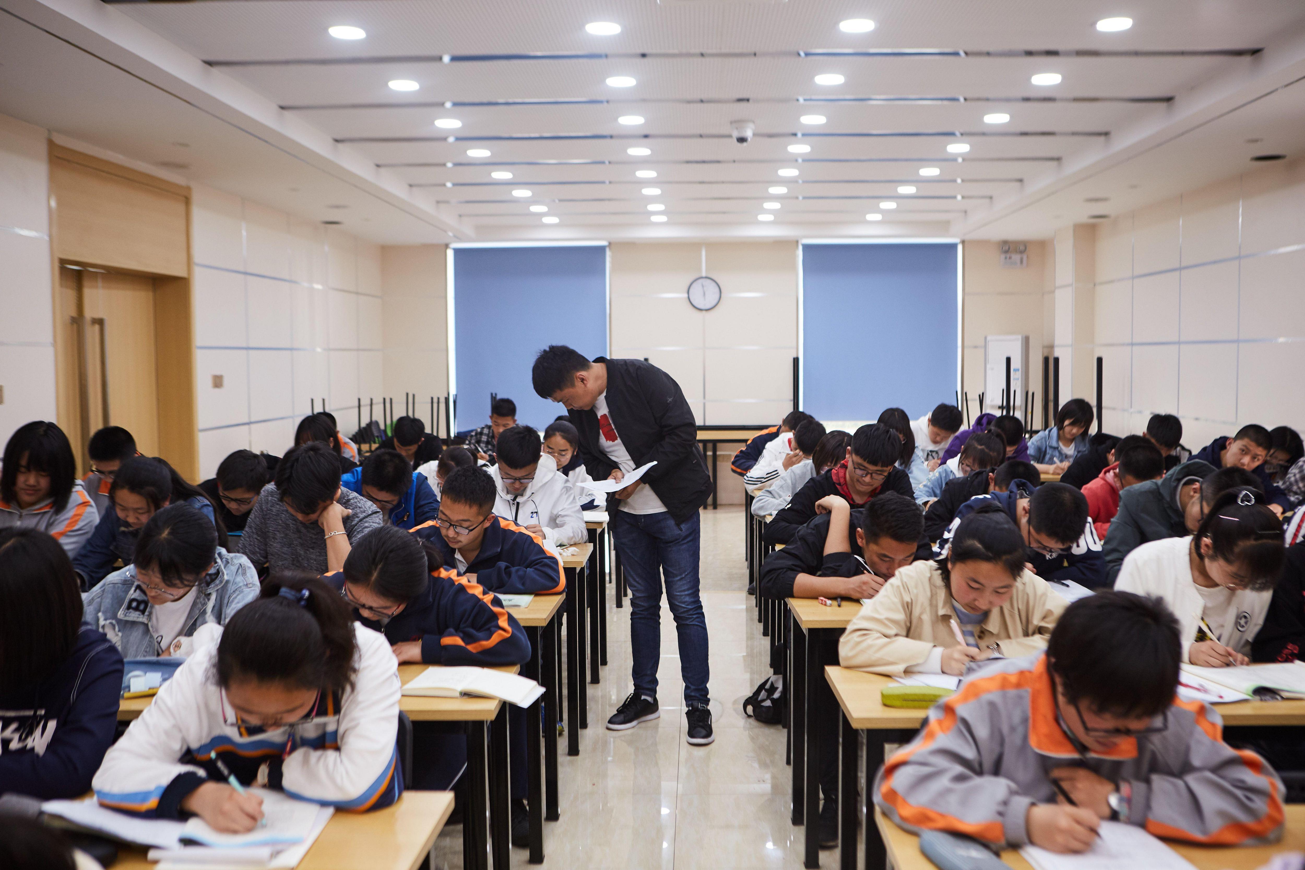 学校开设高考文化课特训班,高考全科名师一对一,一对多辅导,播音,编导