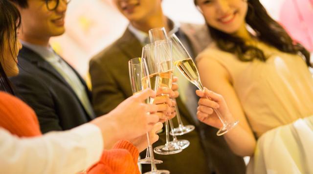 女性职场礼仪修炼9年底应酬多这样敬酒更女神