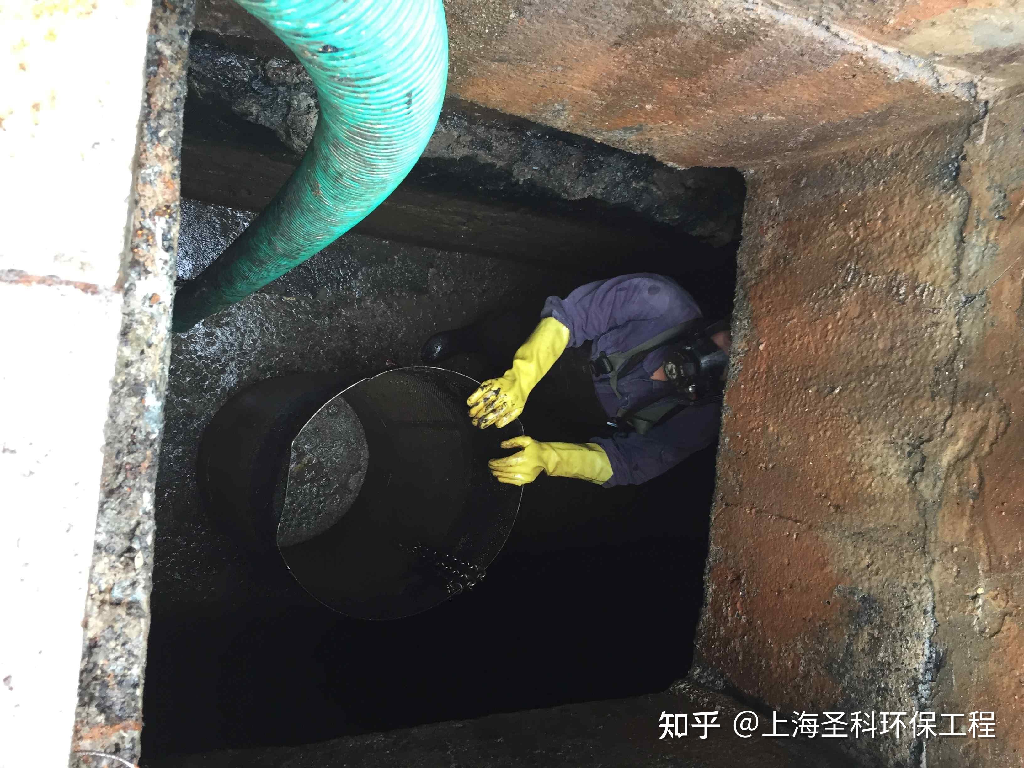 清淤工作：让污水池焕发新生