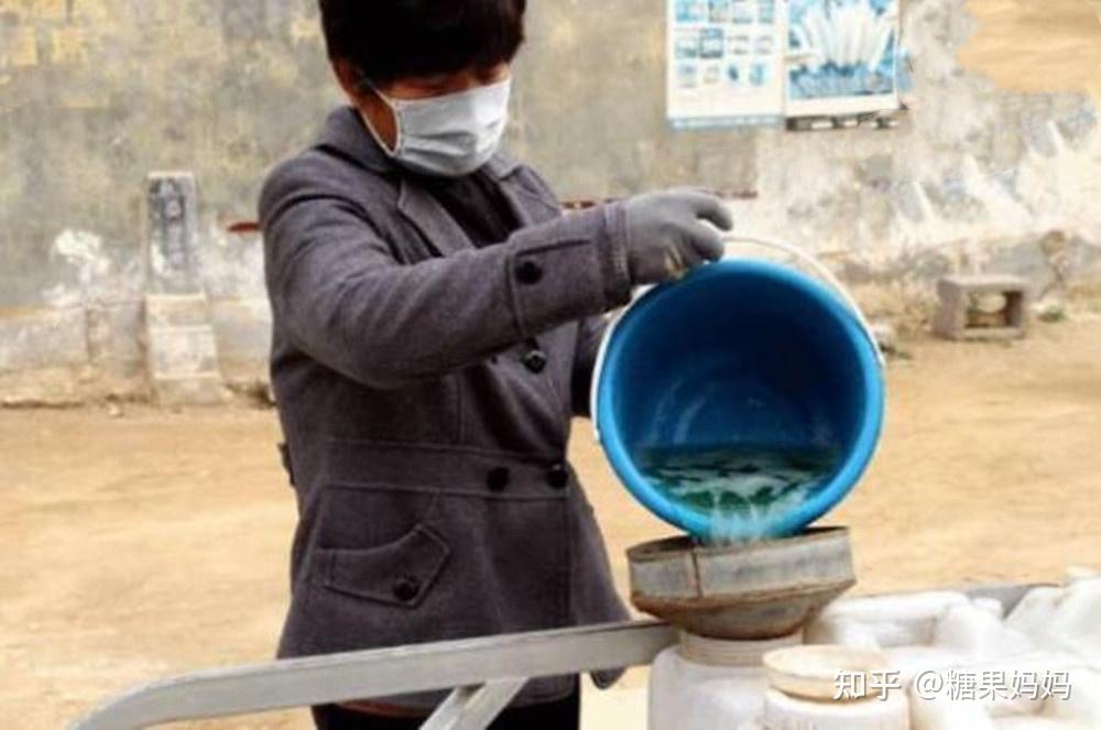 看见尿桶来了,大家心照不宣,这是要回收"孕妇尿"