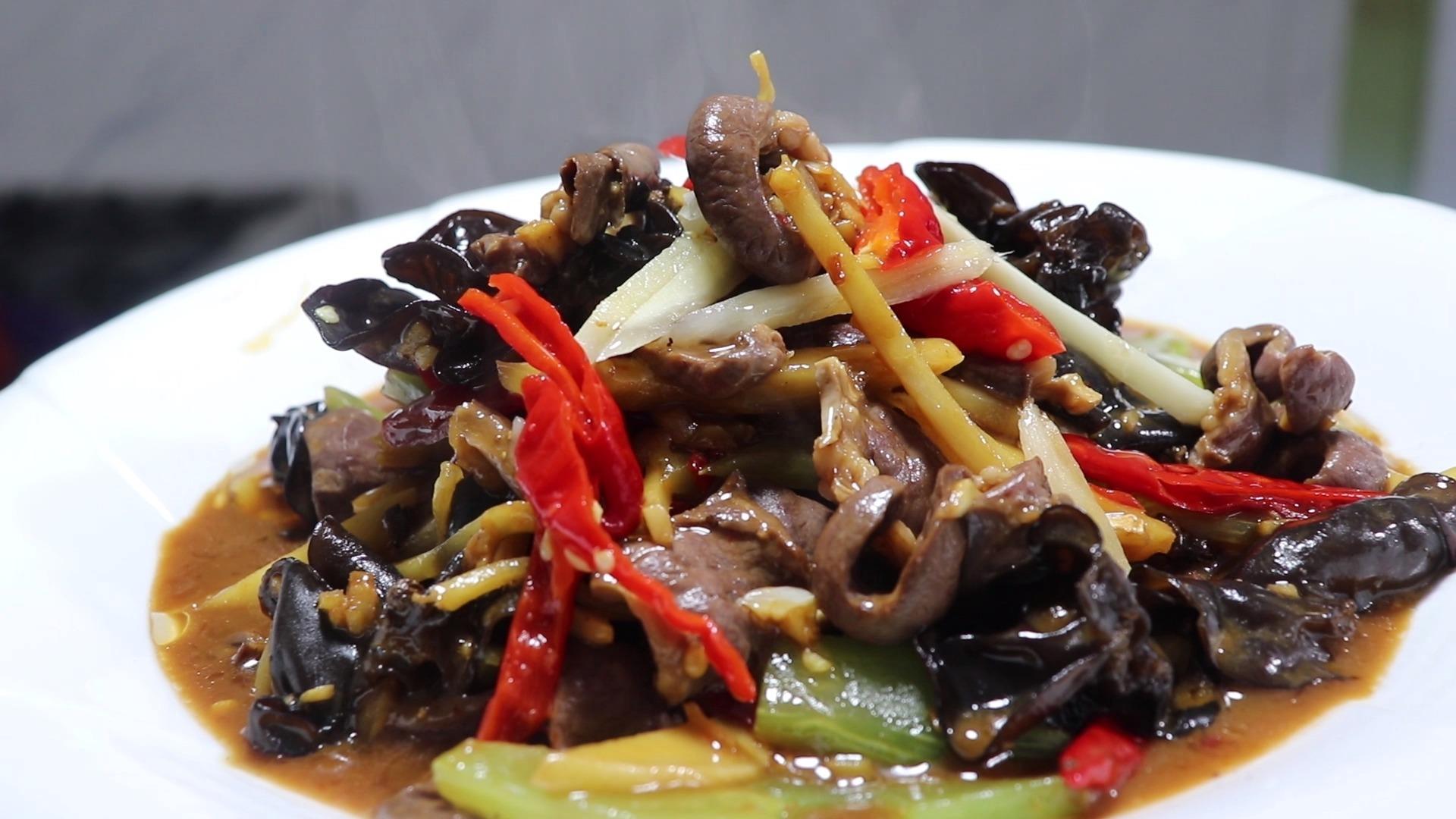 厨师长教你四川名菜肝腰合炒猪肝鲜嫩腰花脆嫩泡椒味十足