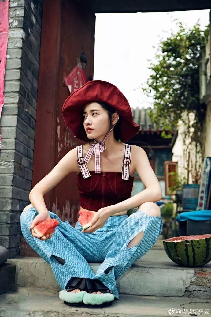 我们的四十年喜提热搜柴碧云实力演绎霸气西城戏外穿搭更是令人惊喜不