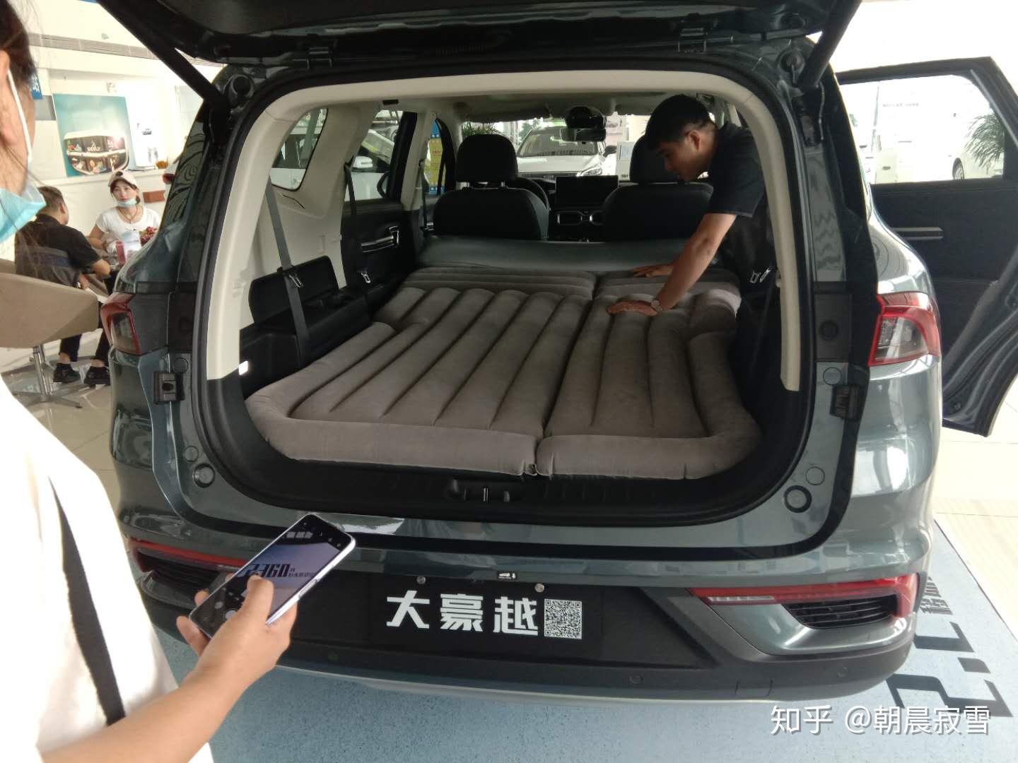 大宝的滑板车,小宝的手推车,奶奶和爷爷的美食箱,吊床,野餐垫……空间