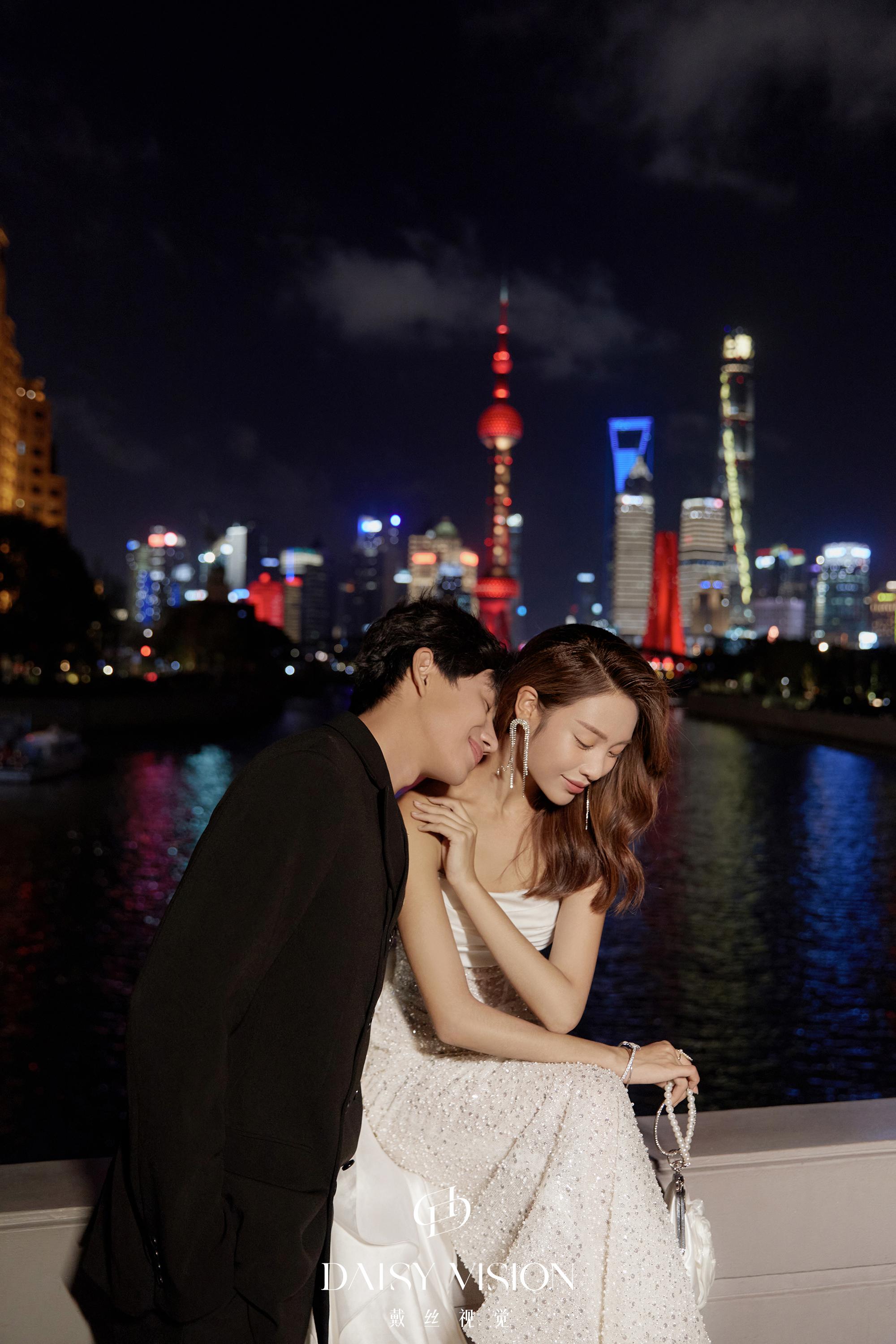 像电影的男女主角,诗意浪漫,每一帧婚纱照画面都唯美极了夜景婚纱照是