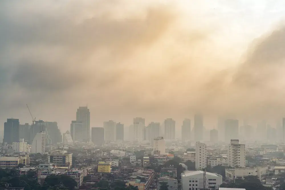 同时室外气流活动减弱,空气中的污染物质也就无法消散减少