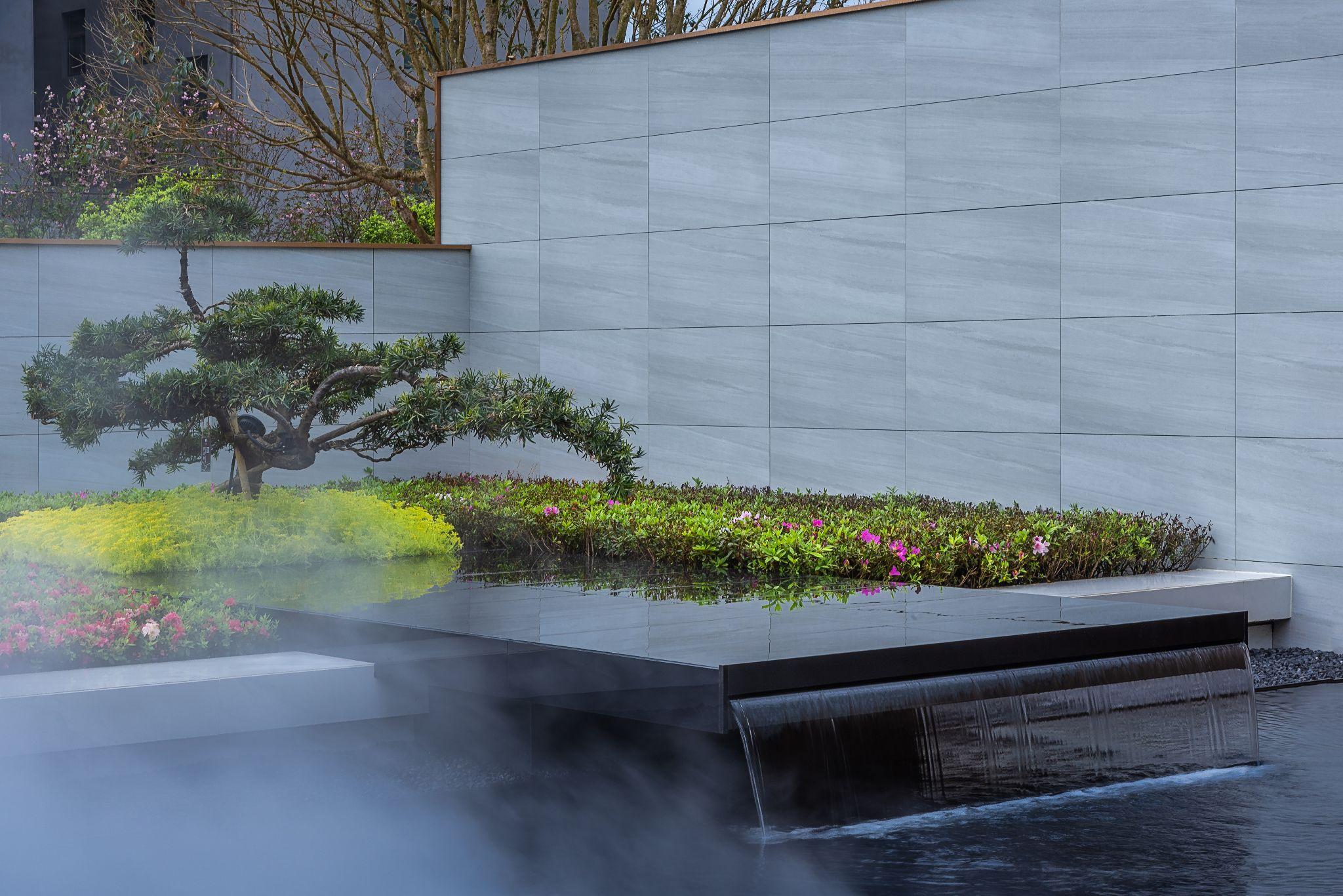 实拍图走进示范区内 入目便是典雅大气的门庭,景墙,水景,灯具构筑归家