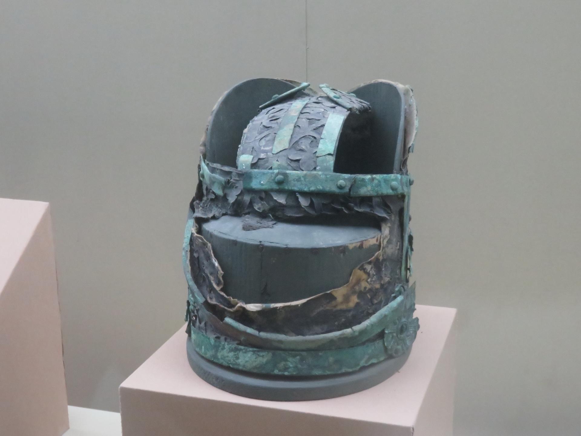 进德冠是唐时皇帝赐予宠臣的官帽,关于三梁进德冠史书多有记载:《新